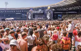 Widok na publiczność i główną scenę koncertu Live Aid na stadionie Wembley. Londyn, 13 lipca 1985 r. // Fot. Dave Hogan / Getty Images